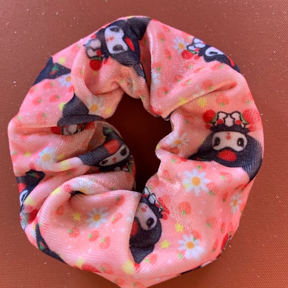 Kuromi strawberry velvet soft Scrunchie - Picture 4 of 7